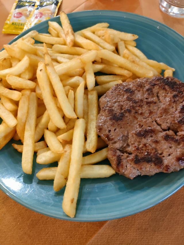 Hamburger di marchigiana con patate fritte - Le Goût - L'arte dei sapori