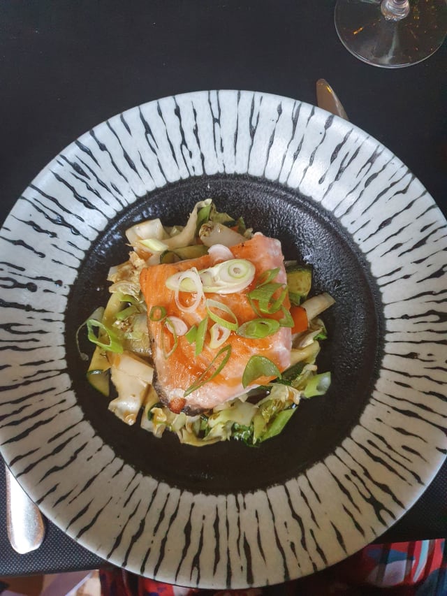 Salmão com legumes “façon Thai”, teriyaki e gengibre fresco - Clube de Jornalistas