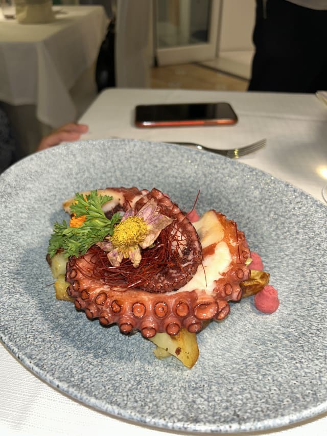 Grill Octopus with sundried tomatoes and potatos cream - Ristorante Garum