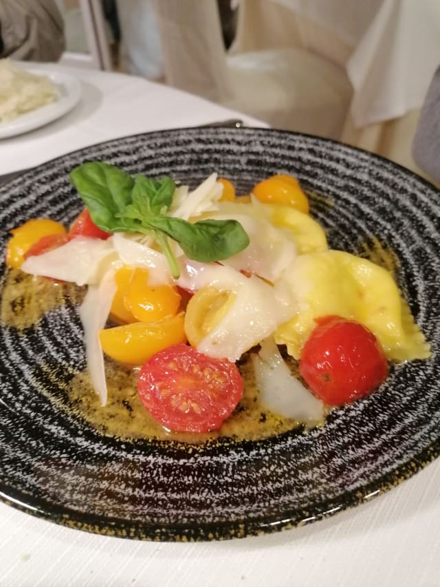 Caprese raviolo with red and yellow cherry tomatoes and parmesansauce - Ristorante Garum, Minori