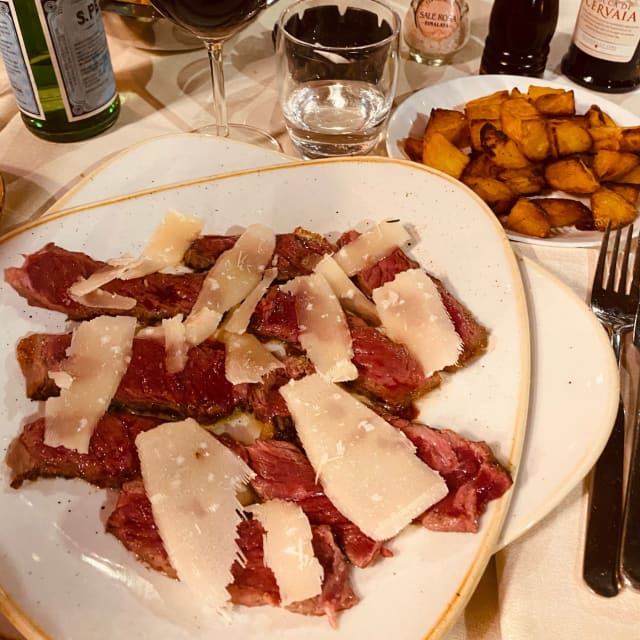 Sliced grass - fed beef with rocket salad, flakes of grana cheese and tomatoes - Braceria La Ciccia, Milan