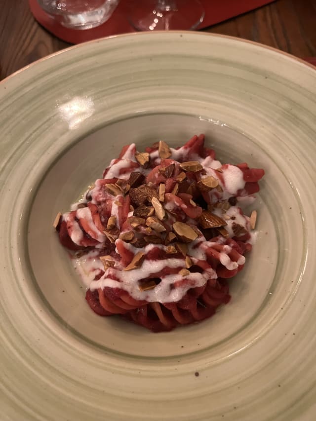 Fusilloni con crema di barbabietola, caprino e mandorle - BaccoMatto Firenze