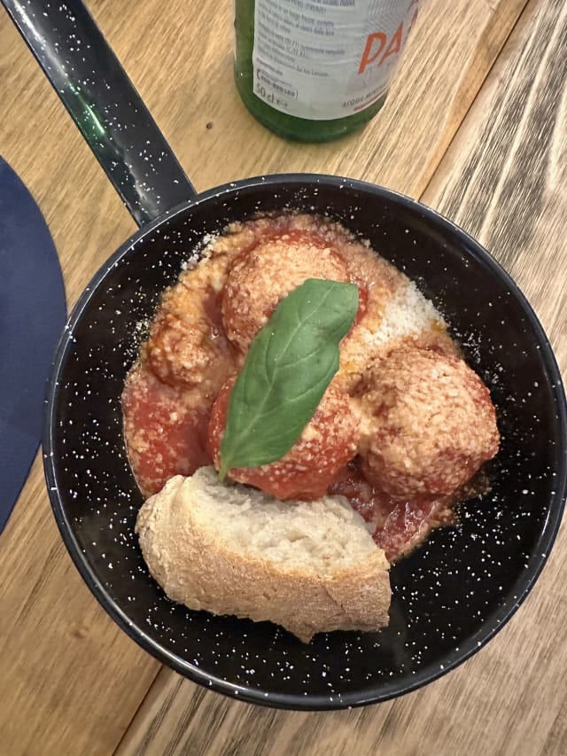 Polpette al ragù con pane in scarpetta - Gusto Marigliano - via Medina, Naples