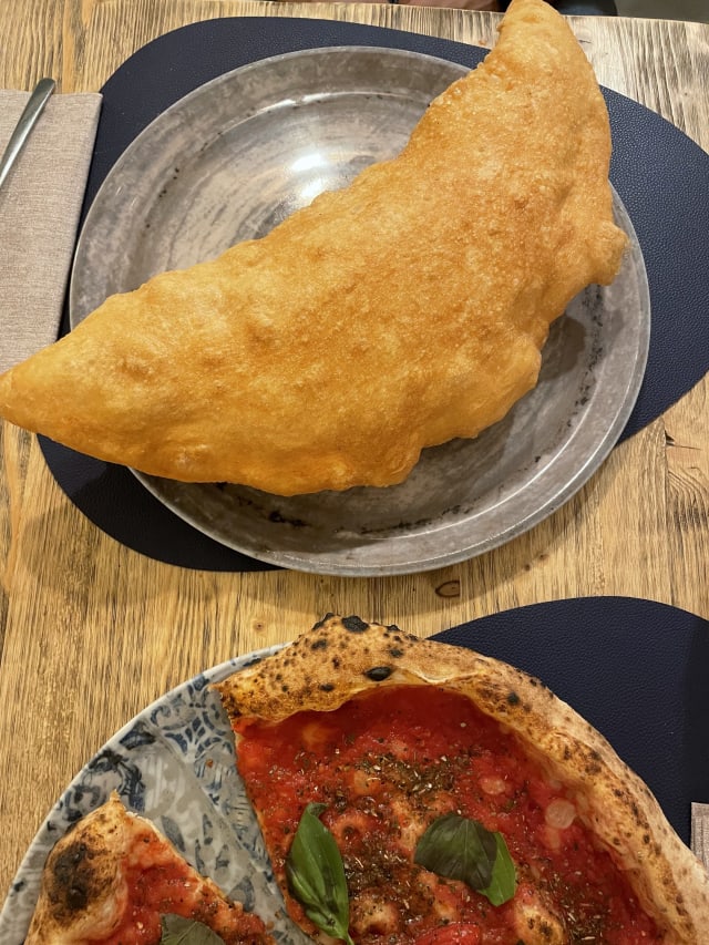 Pizza fritta napoletana - Gusto Marigliano - via Medina, Naples