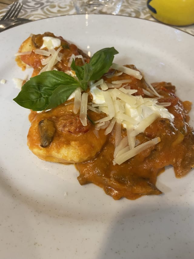 Raviolo caprese ai due pomodori del vesuvio e cacioricotta - Gusto Marigliano - via Medina, Naples