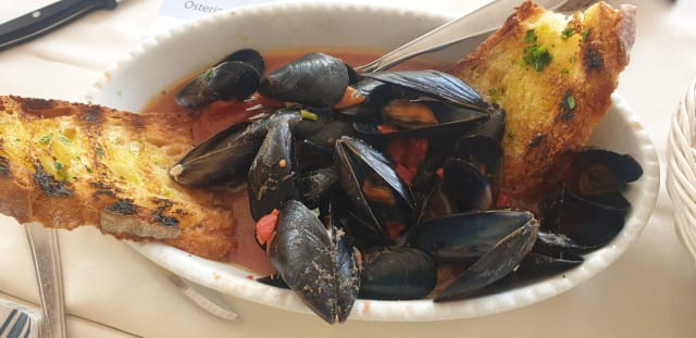 Cozze del Palombaro al guazzetto con bruschetta di pane nostrano - Osteria Del Porto, Misano Adriatico