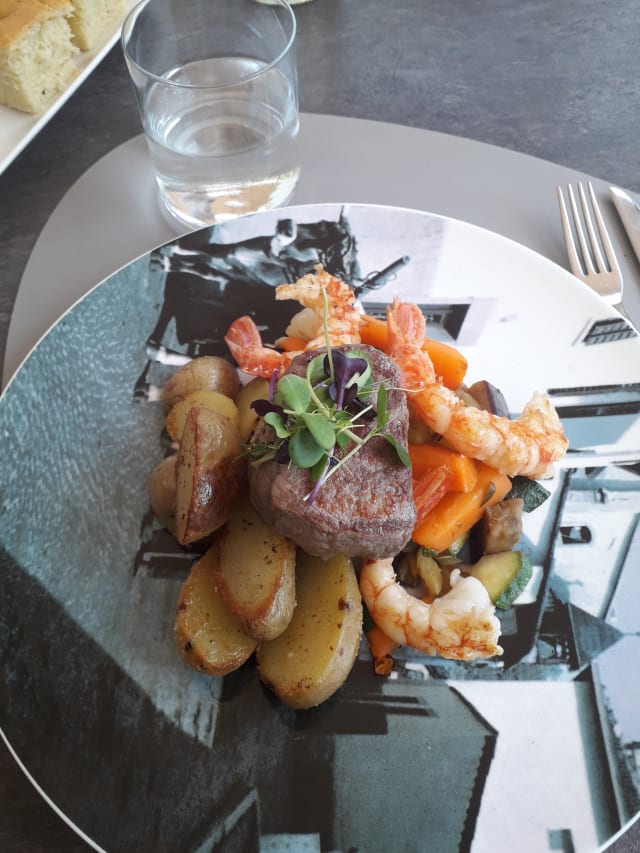 surf and turf  - filetto bue e gamberi - Gasthof Goldene Traube