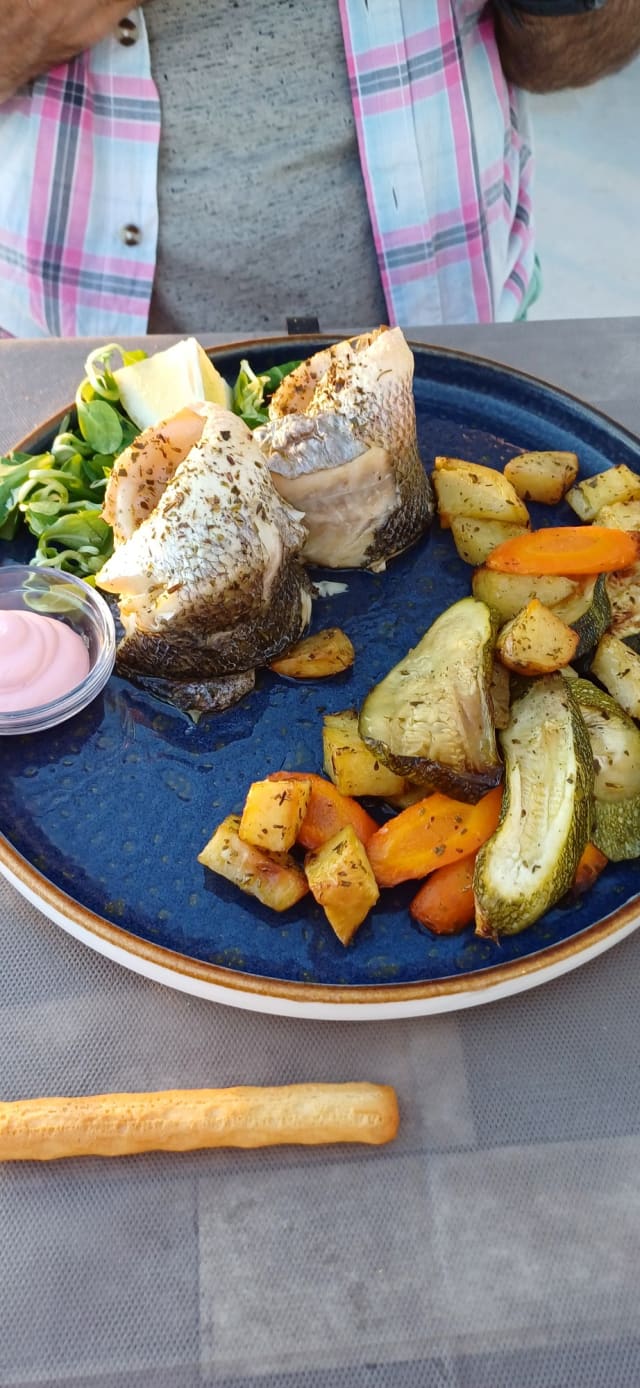 Turbante di branzino con verdure di stagione e maionese alla barbabietola - La Pinetina, Rosignano Marittimo