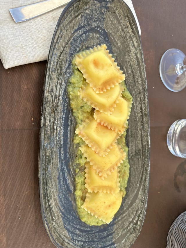 Raviolo di burrata su crema di zucchine e gamberi e la sua bisque - La Pinetina, Rosignano Marittimo