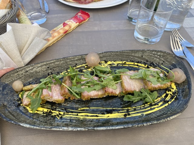 Tagliata di tonno in crosta di pistacchio, cipolline in agrodolce, maionese allo zafferano e polvere di olive - La Pinetina, Rosignano Marittimo