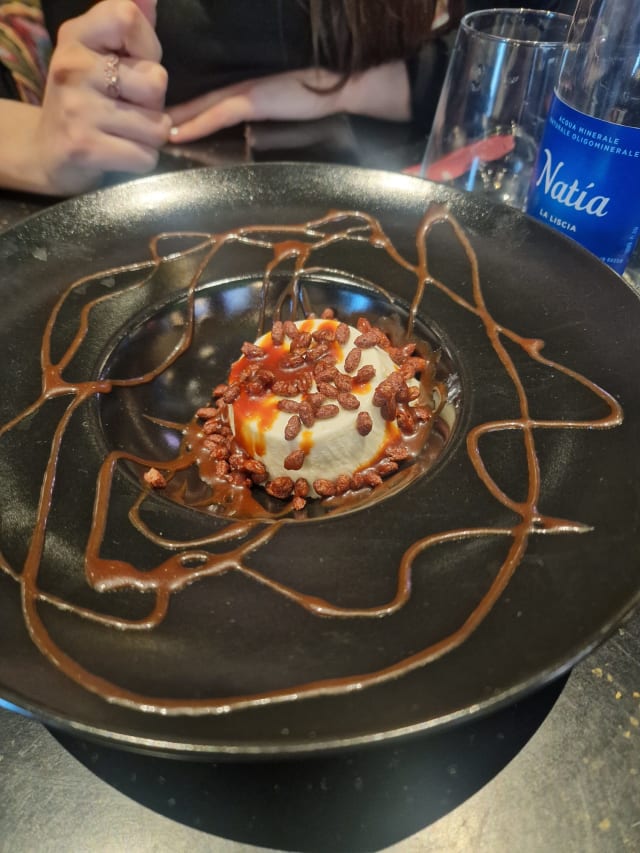 Panna cotta con arachidi pralinati, riso soffiato al cioccolato, caramello salato e zucchero a velo - Asado Meat Fusion