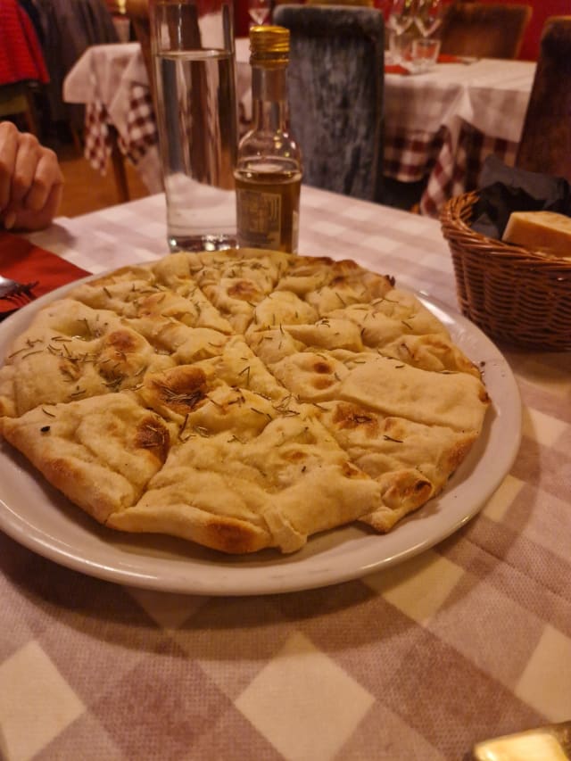 Foccaccia bianca olio e rosmarino - Osteria Alla Torre, Verona