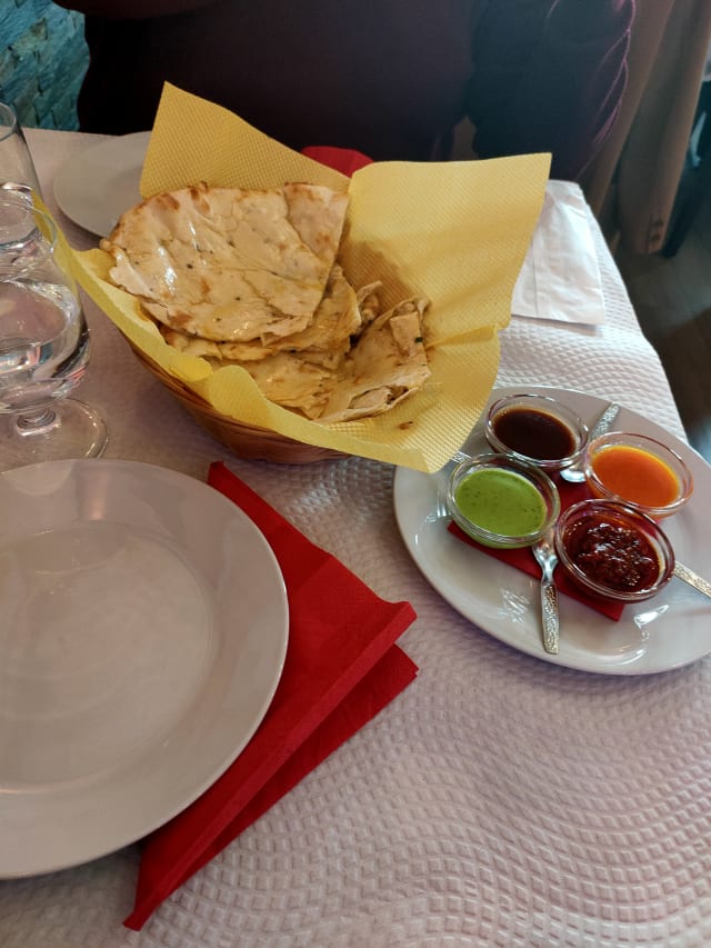 Garlic Cheese Nan - Indian Palace, Estoril