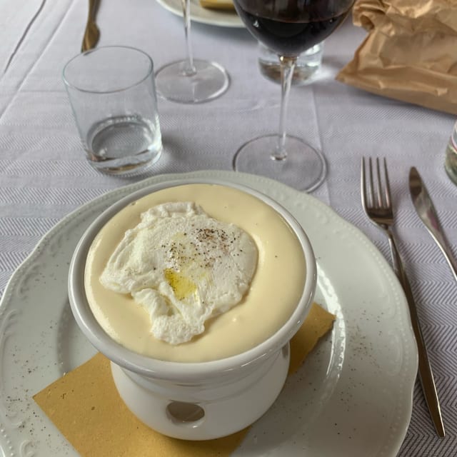 Uovo in camicia con fonduta e tartufo bianco - Agriturismo A Modo Mio