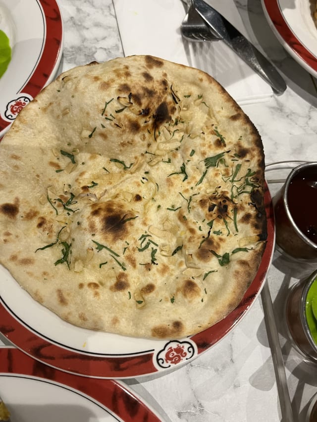 Garlic naan - Villa Delhi