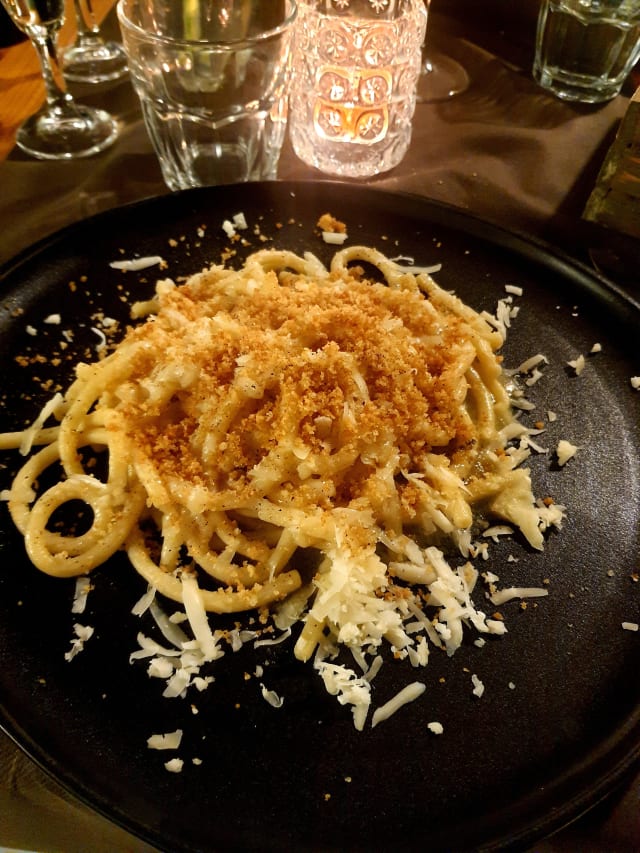 Pici cacio e pepe profumati all'aglio con briciole di pane tostato - Locanda di Camugliano