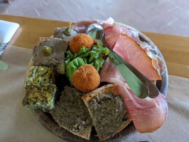 Antipasto Camuglianese, misto salumi, crostini toscani, pancotto e stuzzicherie - Locanda di Camugliano