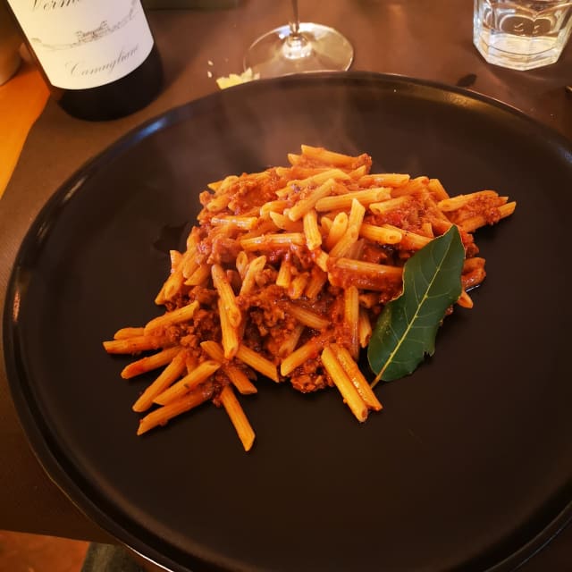 Penne di grano duro di Camugliano con ragù di Camugliano all'antica ricetta - Locanda di Camugliano