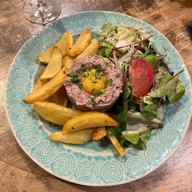 Tartare de bœuf traditionnel haché minute, salade, frites maison - Le Gabin, Paris