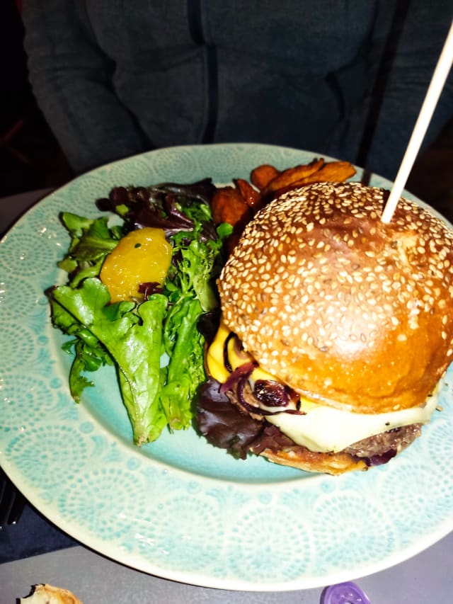 Burger de bœuf aux 2 fromages, salade, frites maison - Le Gabin, Paris