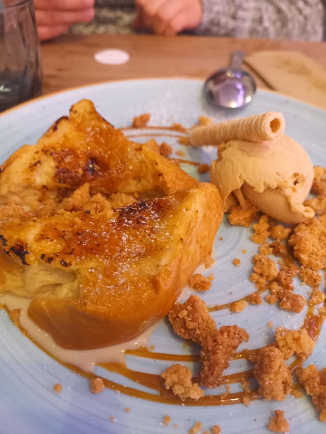 Torrija de pan brioche, con helado de turrón supreme de jijona, almendra crocanti, toque especial peta crispy choco - La Terreta Playa, Alicante