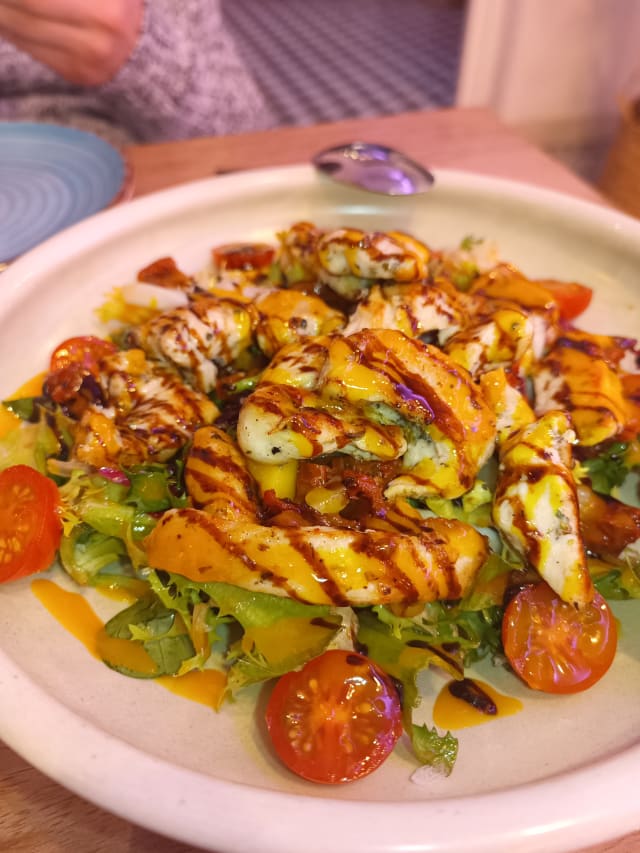 Ensalada de pollo campero confitado con mango tomate seco y aliño de frambuesa - La Terreta Playa