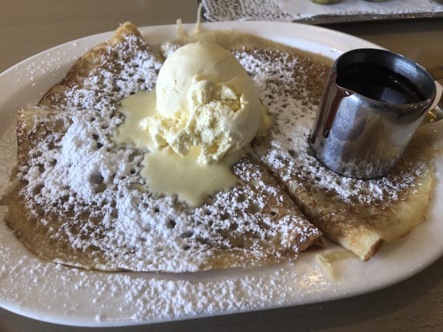 Wafel of pannenkoeken met chocoladesaus & ijs - 't Zandkoekje