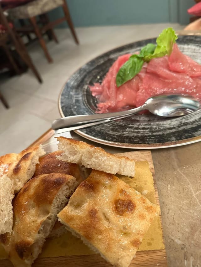 Carpaccio di vitello podolico, sour cream e mandorle tostate - Veritas 