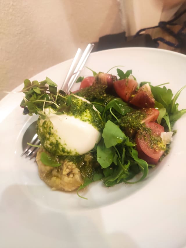 Burrata Con Crema De Berenjena. Asada, Rúcula Y Pesto De Albahaca - El Carbó, Reus