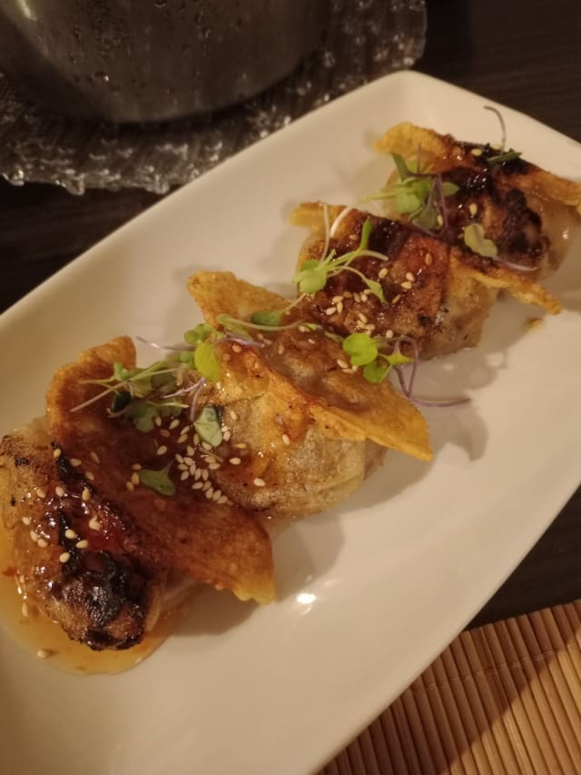 Gyozas De Rabo De Toro, Pera Jengibre Y Salsa Sweet Chili (4 U.) - El Carbó, Reus