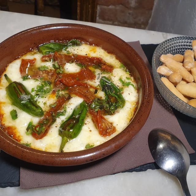 Provolone a La Brasa Con Tomate Semiseco Y Pimiento Del Padrón - El Carbó, Reus