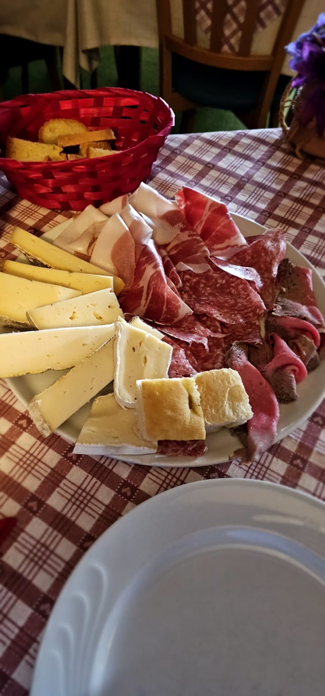 Salumi e formaggi nostrani (1 pers.) - Al Rustico