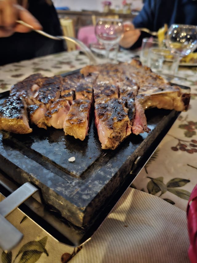 Tagliata di fassona piemontese con : costata di fassona su pietra ollare (ettogrammo) - Al Rustico