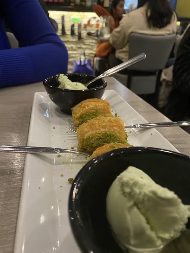 Baklava - bladerdeeg met honing, pistachenoten en siroop - Restaurant Olijfje, Amsterdam