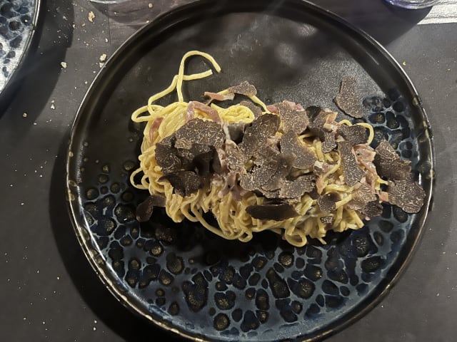 Tagliolini tirati al matterello con julienne di prosciutto crudo serrano croccante e tartufo nero di stagione - La Terrazza