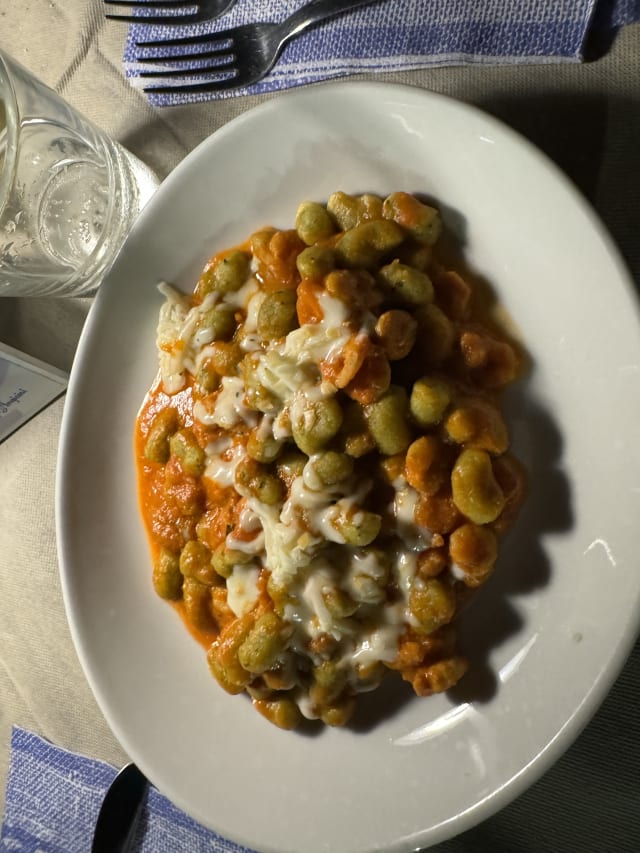 Gnocchi di patate impastati agli spinaci con gamberi, pomodoro e scamorza affumicata - La Locanda Degli Angioini, Gallipoli