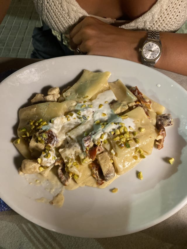 Paccheri con tocchetti di spada, pesto di pistacchio, pomodori secchi, stracciatella e granella di pistacchio - La Locanda Degli Angioini