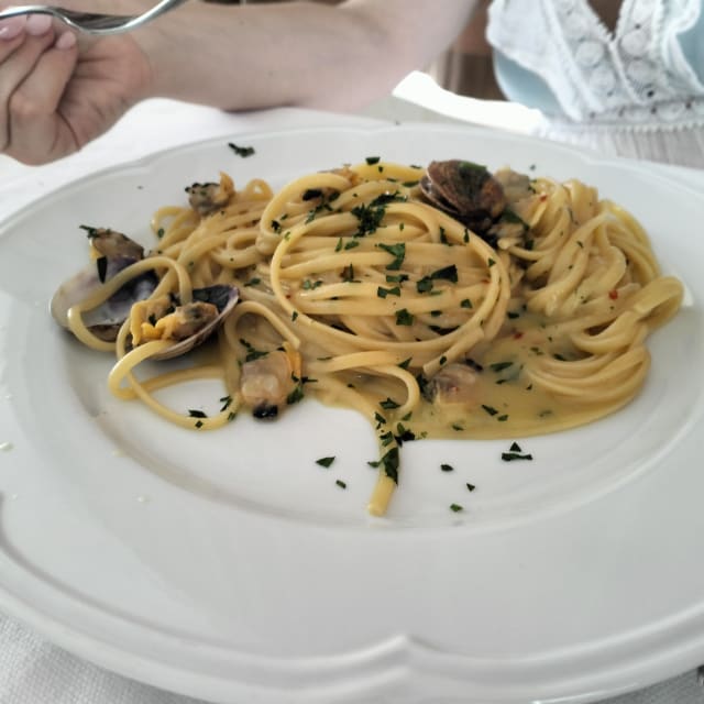 Bavette Trafilate al Bronzo con Vongole Veraci, Bottarga di Tonno e Scorzetta di Limone - 4 Spa Restaurant, Aci Castello