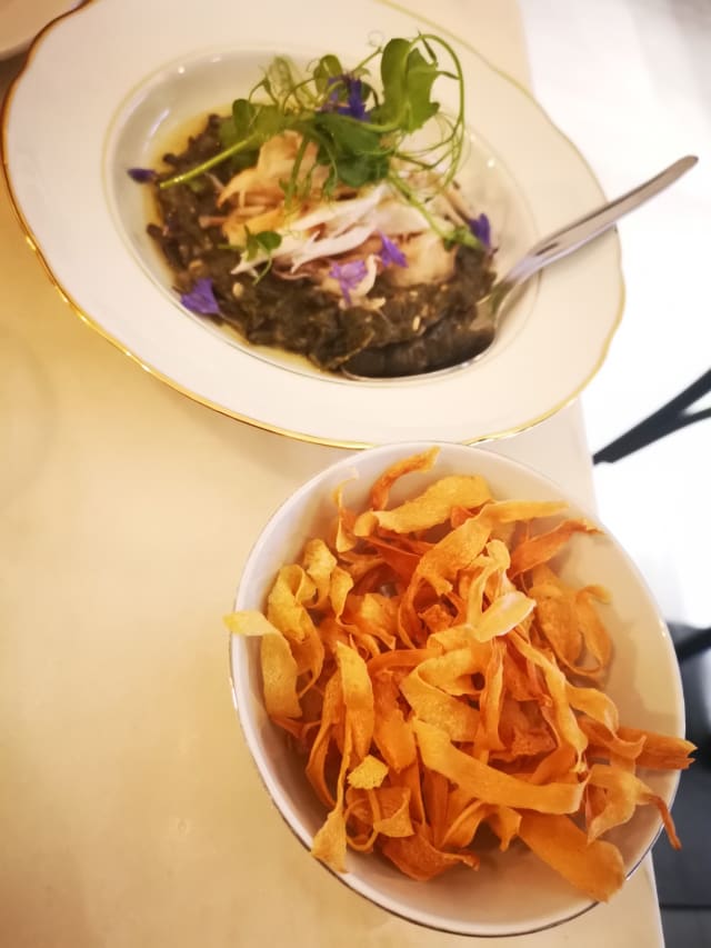 Raia, chips de pastinaca e esparregado de algas - Mar&Nada, Lisbon