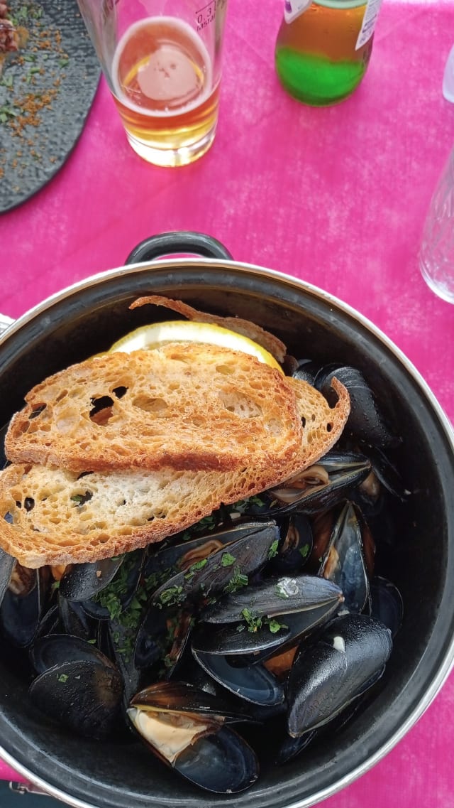 Peppered mussels with Calabrian chilli pepper, tomatoes concasse and toasted bread - Eden