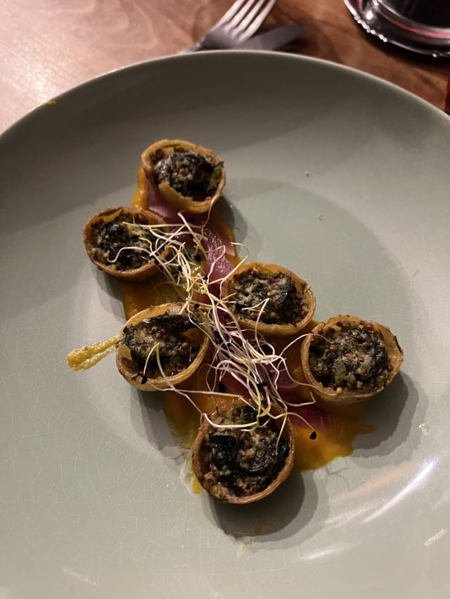 The 6 crispy crunchy snails from "Jacot Billey" - Comme Chai Toi, Paris