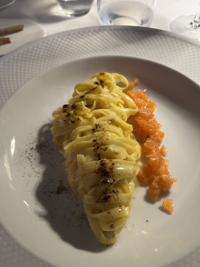 Tagliolini grana, pepe e liquirizia con cristalli di salmone selvaggio  - La Filanda