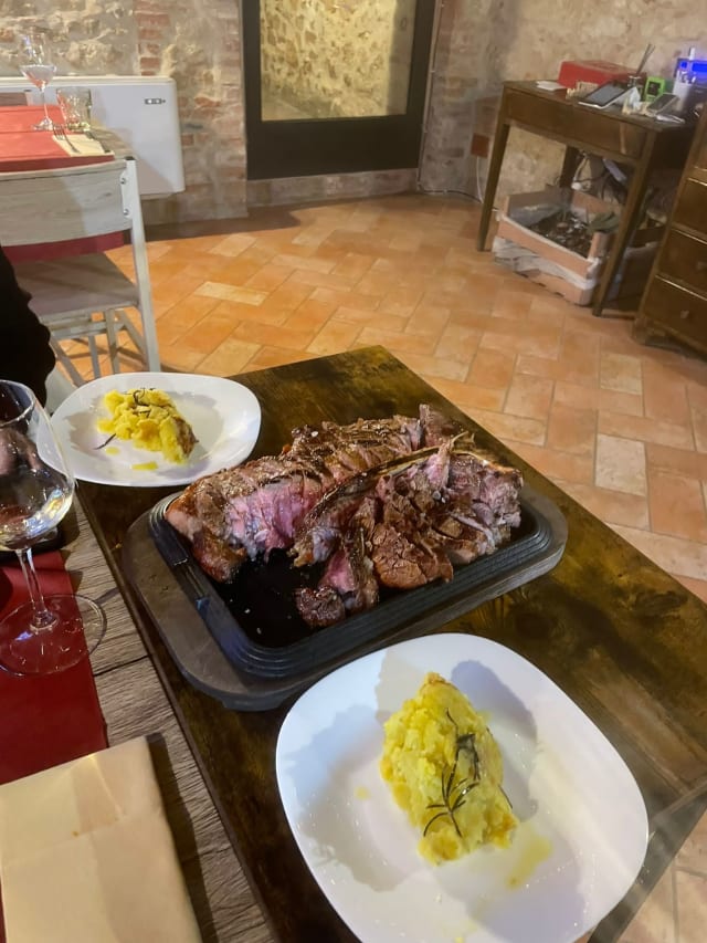 Bistecche con l’osso : etrusco - La Taverna di Fucile, Montepulciano