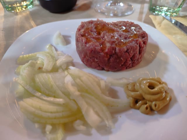 Battuta di chianina erba cipollina e funghi - La Taverna di Fucile, Montepulciano