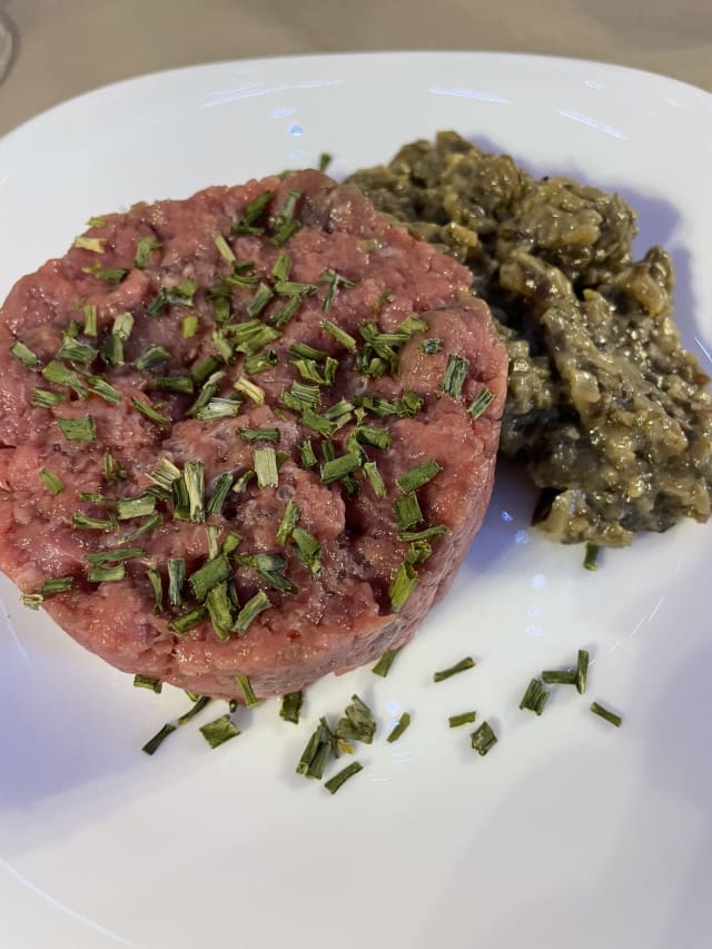 Battuta di chianina confettura di pomodoro e cipolle caramellate - La Taverna di Fucile, Montepulciano