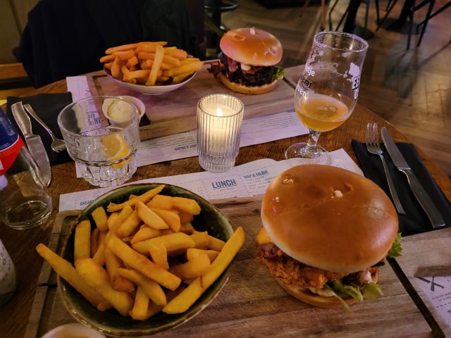 Black angus burger - lettuce - tomato - relish mayonaise - gerkin - Oslo Beers