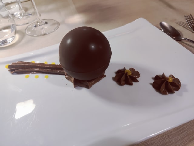 Sfera al cioccolato fondente - Il Filibustiere