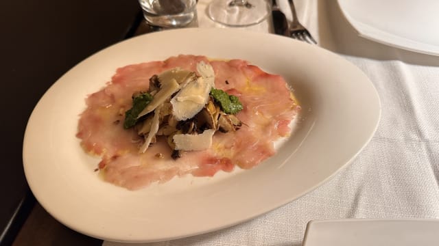 Carpaccio di pescato, funghi di stagione, pesto di rucola e mandorle, parmigiano - Matermatuta