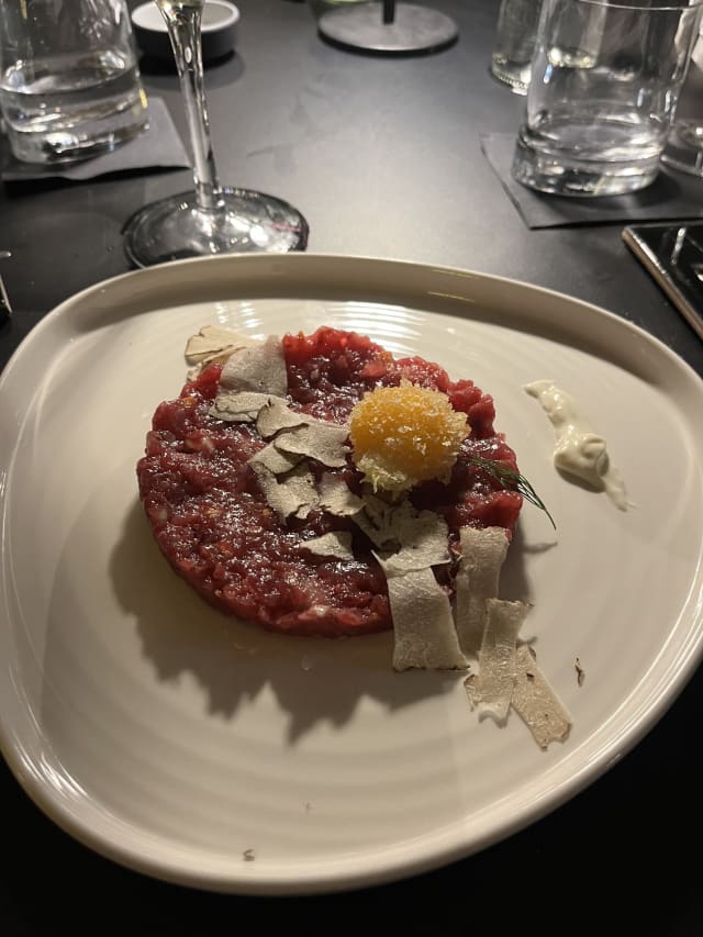 Crudo di tonno rosso, tuorlo in crosta di panko, senape, tartufo nero, crema di taleggio - Matermatuta