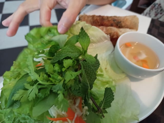 Nem Tom (rollitos de cerdo picado, gamba, brote de soja, papel de arroz y salsa de pescado con especias) - Vietnam, Madrid